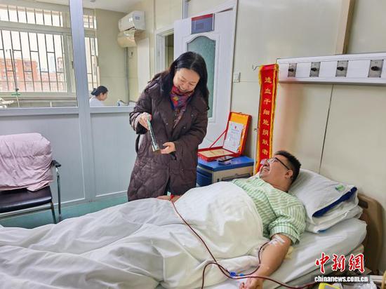 图为天津市红十字事务中心工作人员慰问造血干细胞捐献者。江莹 摄