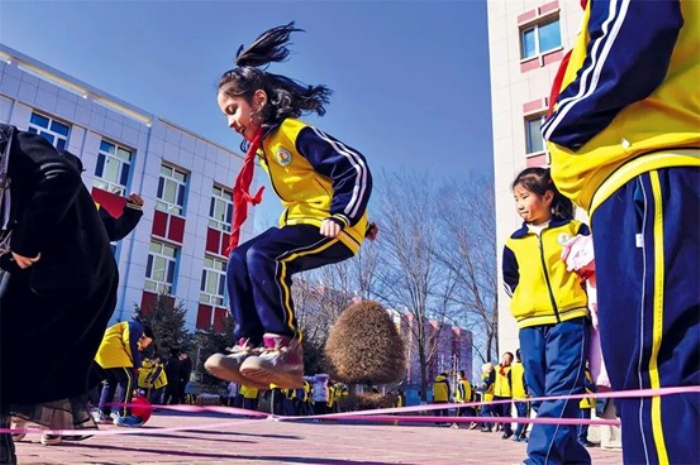 博乐市锦绣小学操场上，学生在进行课间活动。来源：博尔塔拉融媒体中心图库

