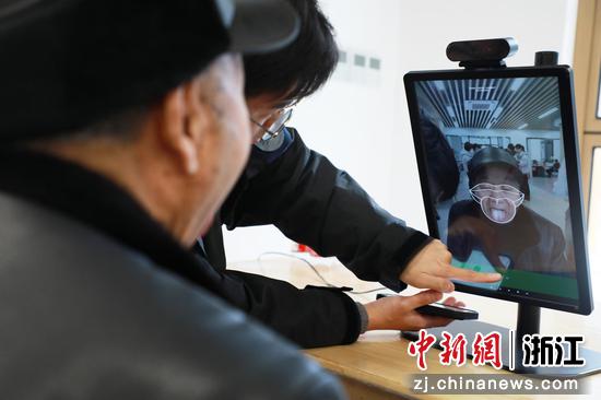 老年人体验AI中医面诊仪。主办方供图 老年人体验AI中医面诊仪。主办方供图