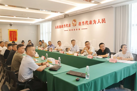 图为开展公交线路移位听证会。