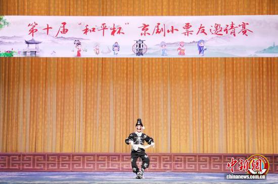 21日晚,第十届“和平杯”京剧小票友邀请赛决赛在天津中国大戏院落下帷幕。天津市和平区委宣传部 供图 21日晚,第十届“和平杯”京剧小票友邀请赛决赛在天津中国大戏院落下帷幕。天津市和平区委宣传部 供图