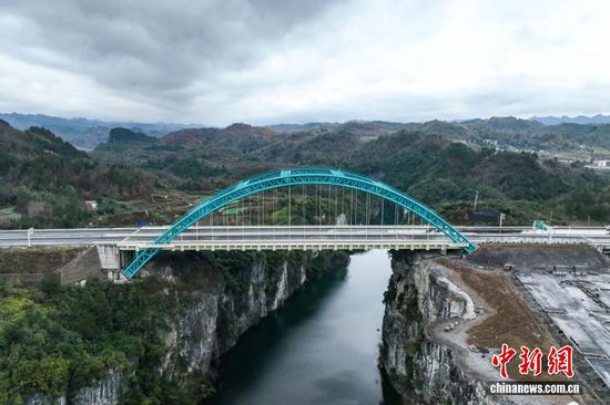 12月24日，航拍即将通车的贵州贵（阳）平（塘）高速公路甲青特大桥。该大桥位于贵州省黔南布依族苗族自治州平塘县境内，采用非对称中承式钢管拱桥设计，主跨达176米，桥面宽度达40.8米。