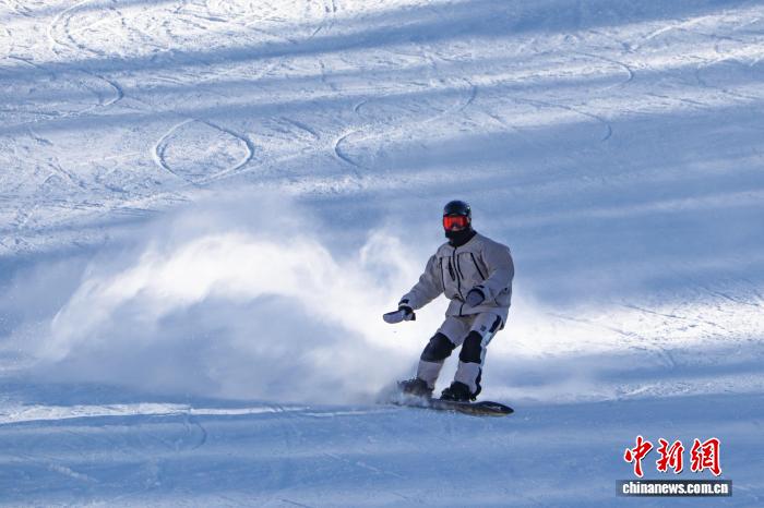 新疆可可托海：滑雪爱好者驰骋“粉雪”似“冲浪”