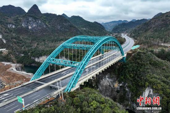 12月24日，航拍即将通车的贵州贵（阳）平（塘）高速公路甲青特大桥。该大桥位于贵州省黔南布依族苗族自治州平塘县境内，采用非对称中承式钢管拱桥设计，主跨达176米，桥面宽度达40.8米。