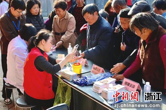 近日,温州七院赴永嘉县东城街道金竹垟村开展“牵手帮共富”专项活动现场。温州七院 供图 近日,温州七院赴永嘉县东城街道金竹垟村开展“牵手帮共富”专项活动现场。温州七院 供图