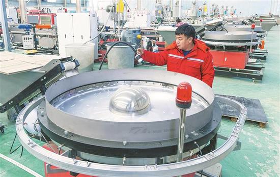 在位于铁门关经济技术开发区的河北省产业援疆企业新疆众泽节水灌溉有限公司生产车间，一名工人察看设备运行情况（资料图片）。近年来，河北援疆工作组在铁门关经济技术开发区组建产业援疆小组团，在抓好招商引资工作的同时，不断创新服务机制，加速推动重大项目落地见效。截至目前，产业援疆小组团招引项目已落地14个，总投资16.5亿元，涵盖纺织、装备制造、化工、云计算等领域。兵团日报常驻记者 李嘉成 摄