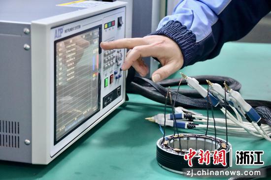 近日,研发人员检测产品性能及参数。张红星 摄 近日,研发人员检测产品性能及参数。张红星 摄