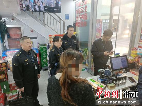 烟草、市场监管执法人员对无证经营户开展联合检查。杭州市烟草专卖局供图 烟草、市场监管执法人员对无证经营户开展联合检查。杭州市烟草专卖局供图