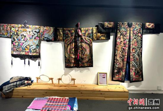 图为张艳梅工坊里的苗绣作品。