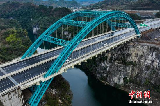 12月24日，航拍即将通车的贵州贵（阳）平（塘）高速公路甲青特大桥。