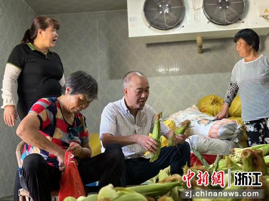 徐承标和村民一起打包“订单玉米”。 浙高运公司 供图 徐承标和村民一起打包“订单玉米”。 浙高运公司 供图