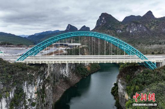 12月24日，航拍即将通车的贵州贵（阳）平（塘）高速公路甲青特大桥。