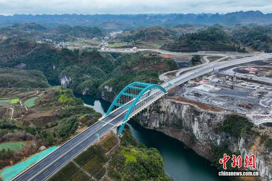 12月24日，航拍即将通车的贵州贵（阳）平（塘）高速公路甲青特大桥。