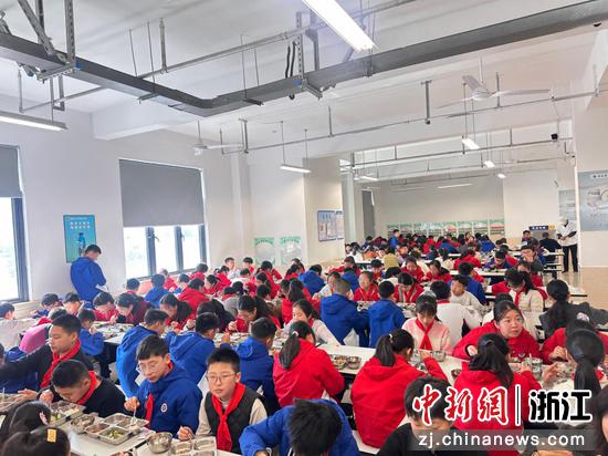 近日，学生用餐场景。朱展&nbsp;摄