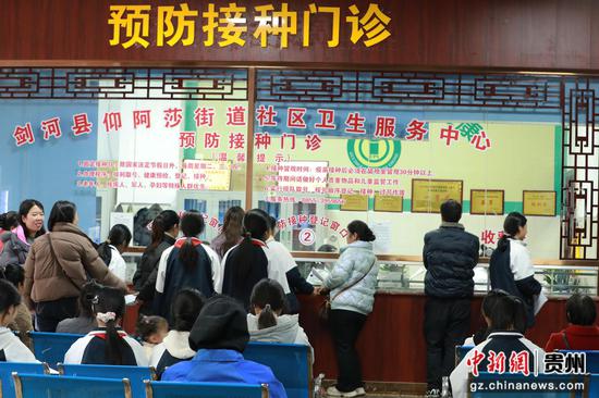 适龄女孩在家长的陪伴下挂号等待接种HPV疫苗。杨光裢摄