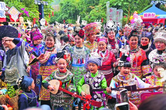 12月20日，贵州省黔东南苗族侗族自治州黎平县肇兴侗寨，苗族民众与侗族民众一起欢度侗年。龙建睿 摄