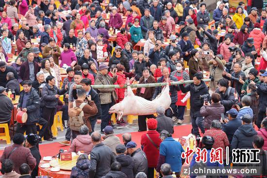 “年猪”入场,人山人海。姚海翔 摄 “年猪”入场,人山人海。姚海翔 摄