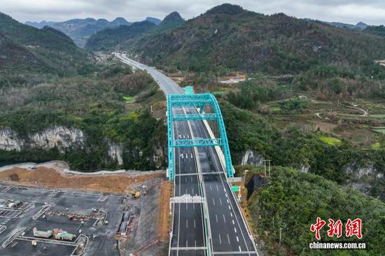 12月24日，航拍即将通车的贵州贵（阳）平（塘）高速公路甲青特大桥。