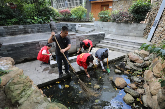 快递员参与志愿服务。