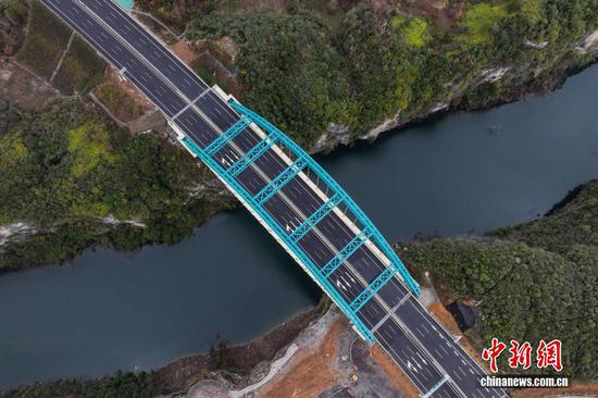 12月24日，航拍即将通车的贵州贵（阳）平（塘）高速公路甲青特大桥。