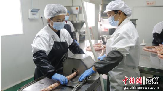 工厂员工正在制作肉肠。