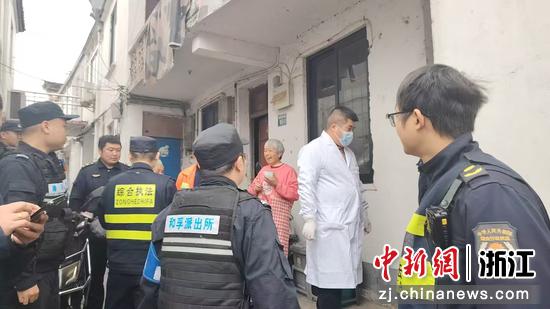 医生、民警上门查看小孩恢复情况。和孚镇供图 医生、民警上门查看小孩恢复情况。和孚镇供图