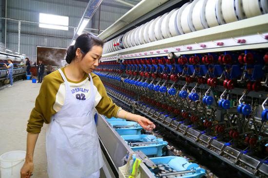 “凤织女”在生产线缫丝。饶云  摄