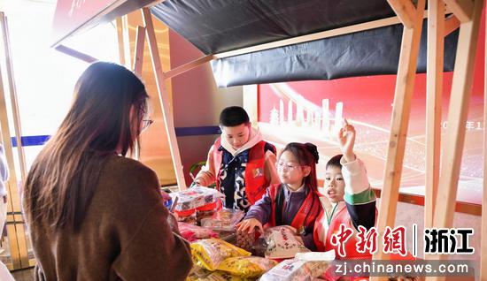 义卖摊位。&nbsp;农行温州分行&nbsp;供图