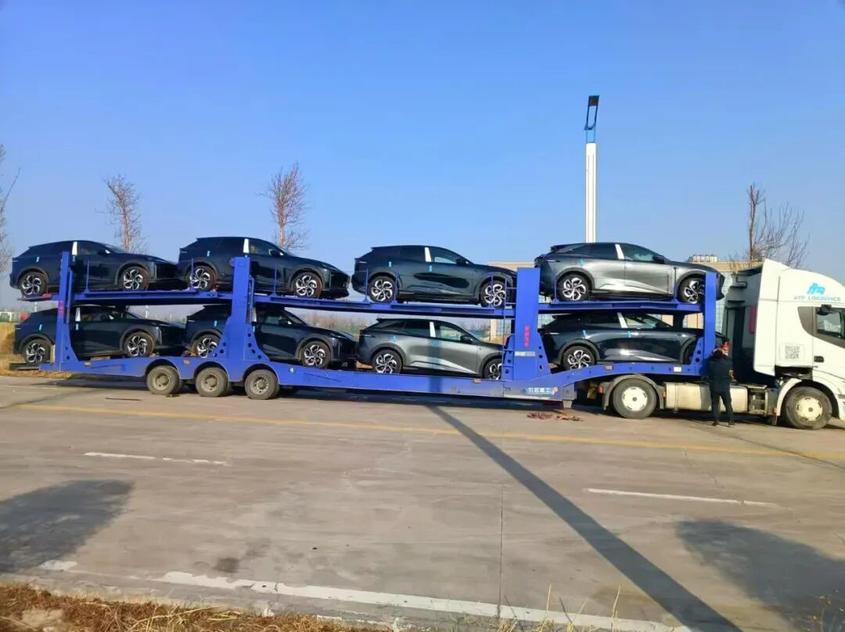 即将出口的汽车。

