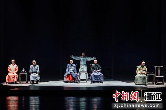话剧《枝叶关情·郑板桥》现场。杭州临平大剧院供图 话剧《枝叶关情·郑板桥》现场。杭州临平大剧院供图