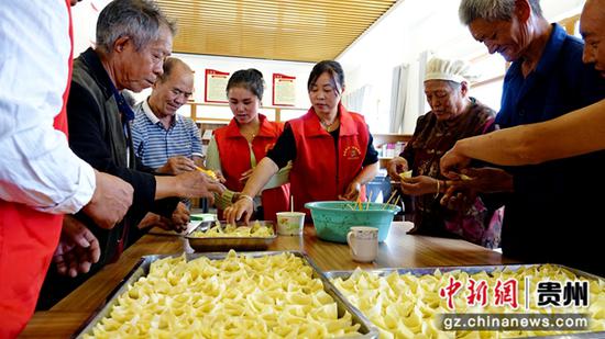 柏杨林街道幸福社区志愿服务活动。刘娟 摄