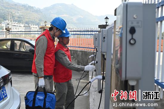 近日，国网玉环市供电公司员工在外叶小区检查充电桩电表。林施鋆&nbsp;供图