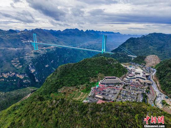 2025年9月29日，航拍花江峡谷大桥和云渡服务区。龙建睿 摄