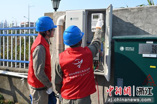 近日，国网玉环市供电公司员工在外叶小区检查充电桩电表。林施鋆&nbsp;供图