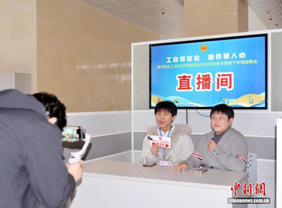 图为招聘活动现场开展线上直播带岗活动。胡大方 摄。