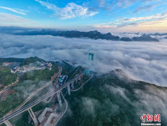 2025年9月28日，云团流过花江峡谷大桥桥头。龙建睿 摄