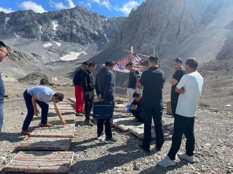 工作人员进行查勘工作（资料图）。来源：博州自然资源局