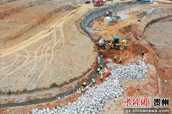 图为12月24日，航拍威宁自治县2025年高标准农田建设项目迤那镇樱桃村项目区施工现场。陈逍 摄