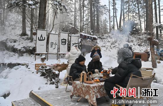 12月3日,吉林长白山银装素裹,众多游客在此体验独特的冰雪之美。张瑶 摄 12月3日,吉林长白山银装素裹,众多游客在此体验独特的冰雪之美。张瑶 摄
