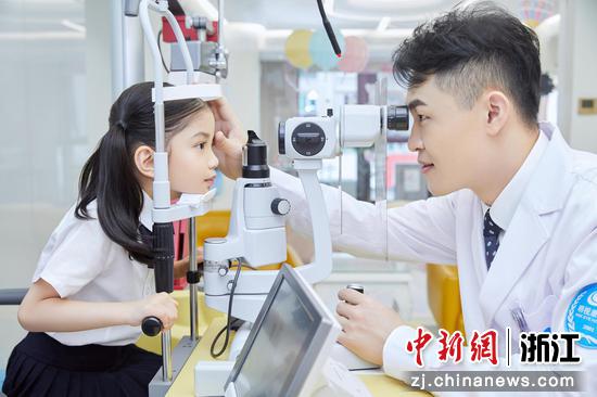 张君院长为儿童患者开展诊疗。杭州明视康眼科医院供图 张君院长为儿童患者开展诊疗。杭州明视康眼科医院供图
