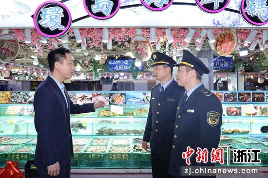 市场监管局工作人员走访商户。杭州市市场监督管理局&nbsp;供图