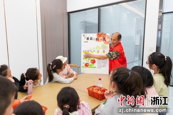 “书香田园·番茄物语”课堂现场。姚庄镇供图 “书香田园·番茄物语”课堂现场。姚庄镇供图