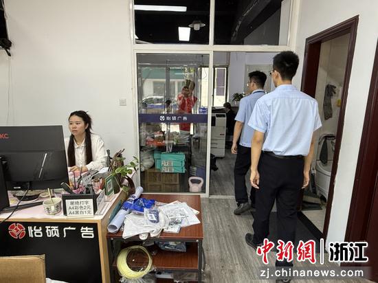 姚庄镇联合市场监管、村社等力量开展文化市场专项检查。姚庄镇供图