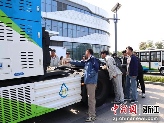 学生近距离接触氢能重卡。南湖学院供图
