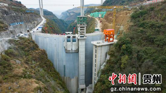 航拍贵州黔西市凹水河水库大坝建设完工 航拍贵州黔西市凹水河水库大坝建设完工