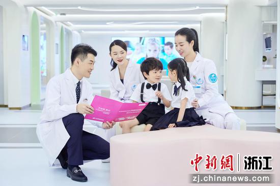 张君院长与儿童患者交流。杭州明视康眼科医院供图 张君院长与儿童患者交流。杭州明视康眼科医院供图