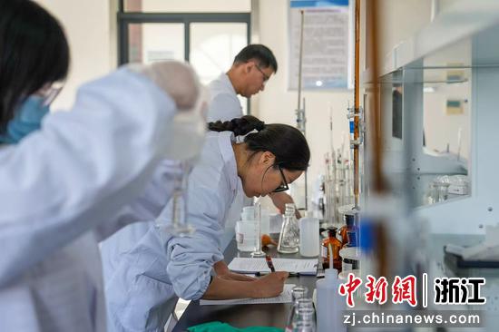 日前，绍兴柯桥水务集团环境技术服务有限公司旗下柯桥城乡水质检测有限公司所属的实验室现场。受访者&nbsp;供图