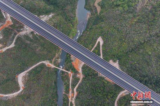 图为南明河特大桥。　记者 瞿宏伦