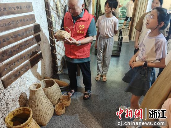 渔具老师与孩子们互动。姚庄镇供图 渔具老师与孩子们互动。姚庄镇供图