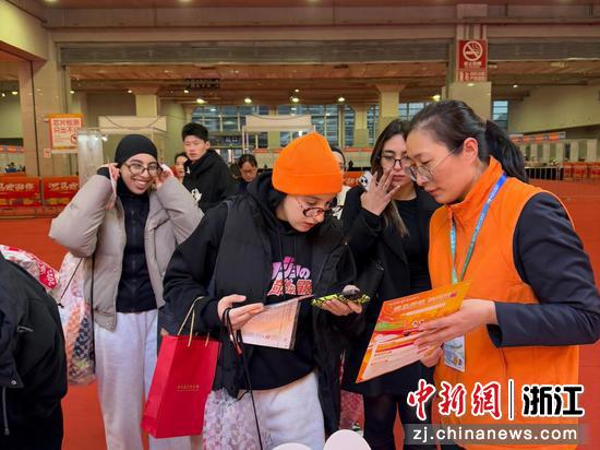 日前,在温州“马拉松”现场,温州银行温州分行职工为外籍人员推介支付服务。李丽 供图 日前,在温州“马拉松”现场,温州银行温州分行职工为外籍人员推介支付服务。李丽 供图